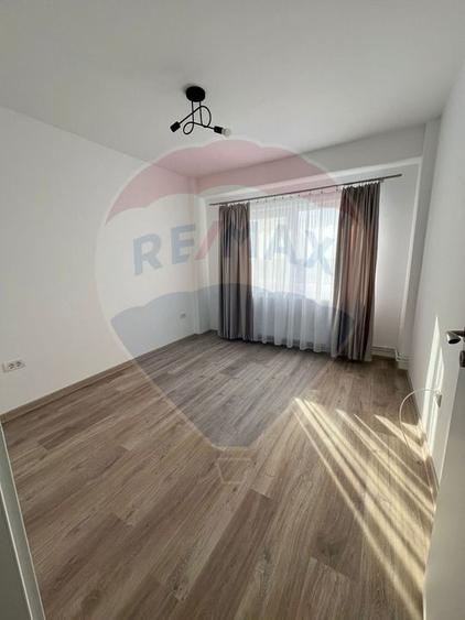Apartament cu 4 camere de închiriat în zona Polivalenta