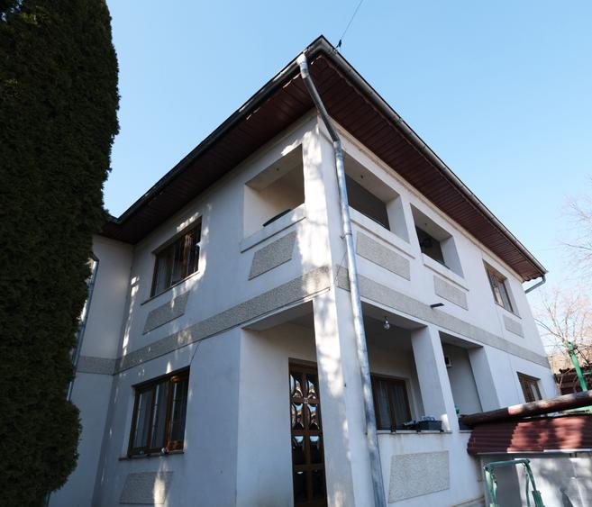 Vanzare casa D+P+1+pod si 519 mp teren in Piatra Neamt compusa din 2 apartamente