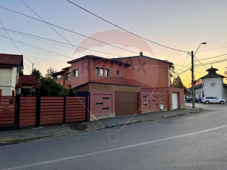 Casă P+1 cu 2 corpuri, 2 garaje și vizibilitate excelentă – Ploiești,