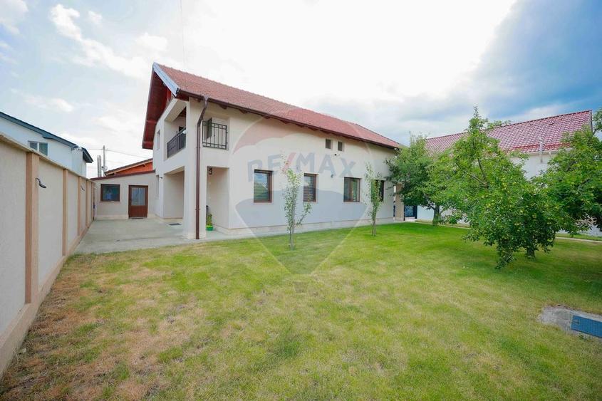 Casă / Vilă de vânzare cu 7 camere, în Haieu
