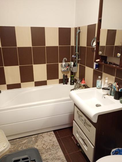 Apartament cu 3 camere decomandat, etaj 1/4, zona Canta