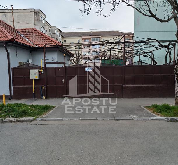 Casa individuala de vanzare, cu 4 camere si 2 garaje, zona Lipovei