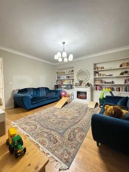 Apartament cu 3 camere, 97 mp, etaj intermediar, decomandat, zona Centrala