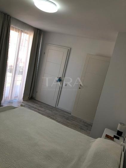 Duplex deosebit cu grădină, terasă amenajată și vedere spre natură.