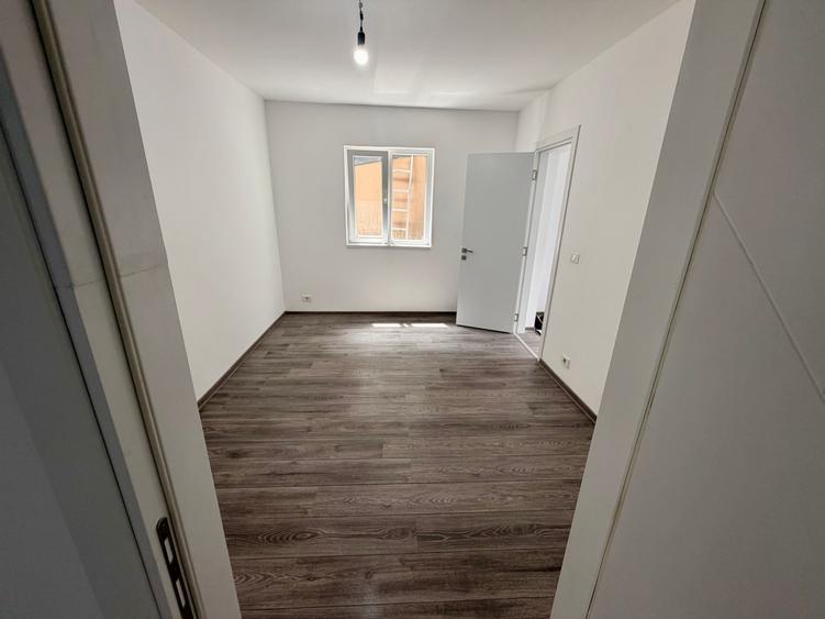 Casa P+1 la 1 km fata de metrou Aparatorii Patriei. 3 cam. Teren 110 mp