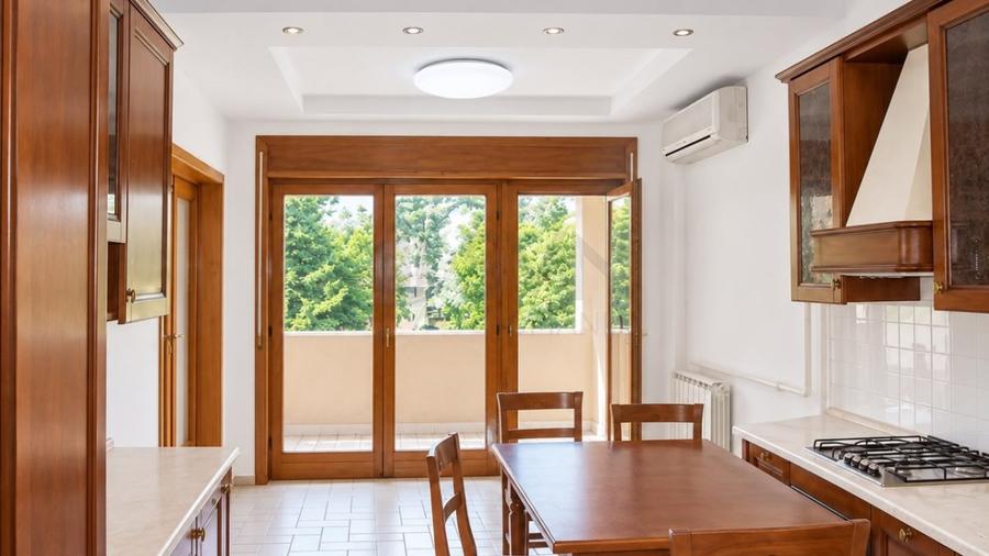 REA1029796 Apartament 5 camere de închiriat Aviatorilor, decomandat, 2 terase,
