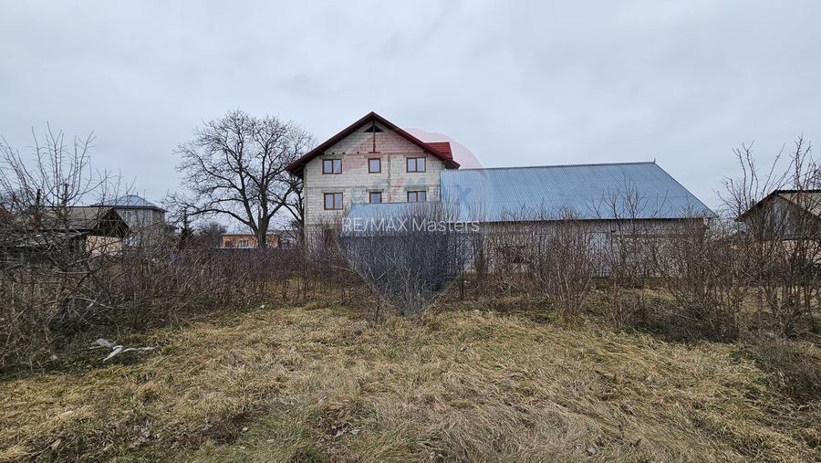 Casă / Vilă cu 12 camere, teren intravilan de 2869mp în Siminicea, SV - 28