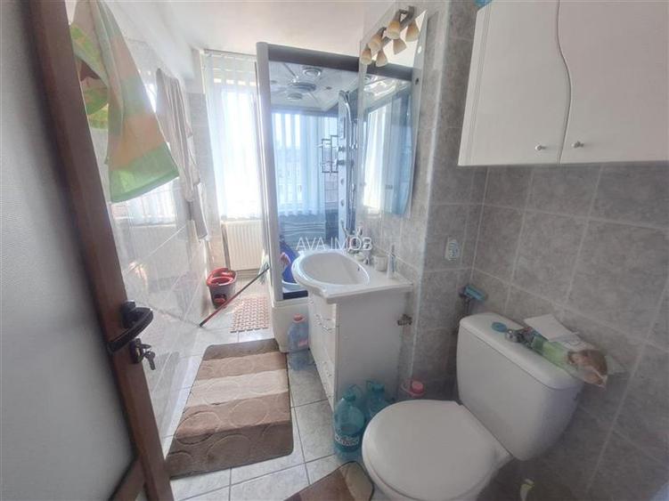 Apartament 2 camere decomandat, zona Cornisa