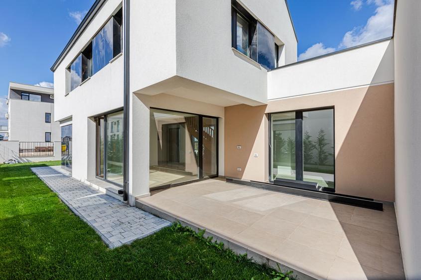 Casa Modernă cu Spații Vitrate Generoase
