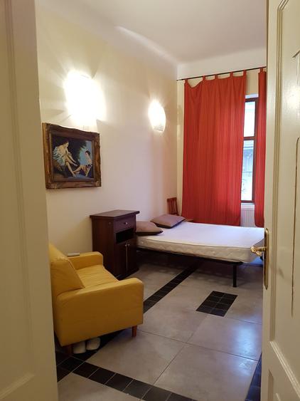 Vand apartament la casa 5 camere central Piata Catedralei