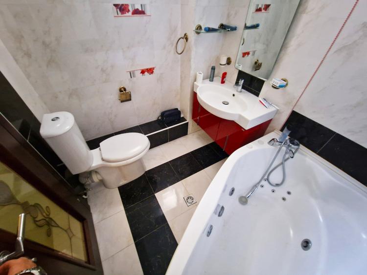 De închiriat Apartament de 3 Camere, Vedere la Mare, în Centru, 180mp utili.