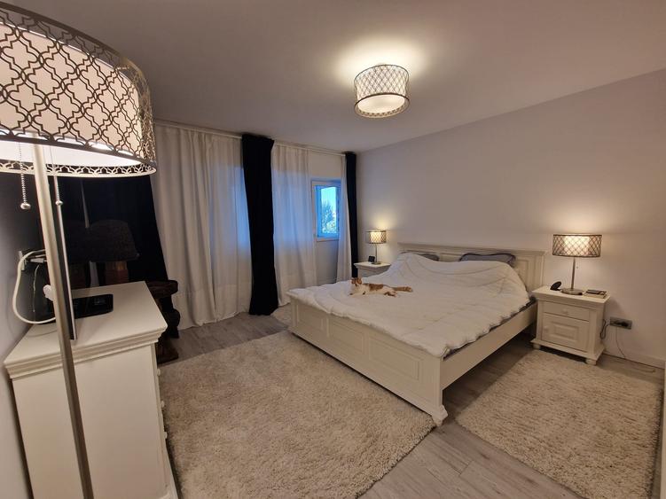 Vânzare apart 5 camere zona Polonă cu garaj încălzit