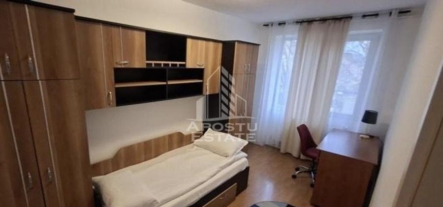 3 camere în zona Facultății de Medicină, pentru locuit sau investitie