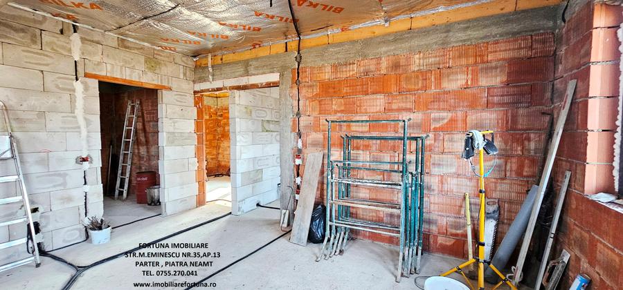 Casa la rosu si teren 615 mp, intr-un cartier de vile, Dumbrava Rosie