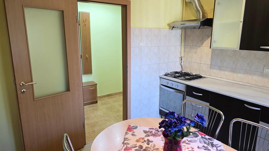 Vand apartament 2 camere decomandat in Deva, situat pe  Bld. Balcescu, etaj 2,