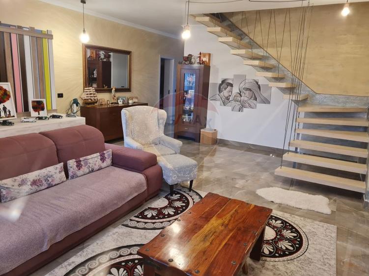 Casa moderna P+M cu 4 camere de vânzare