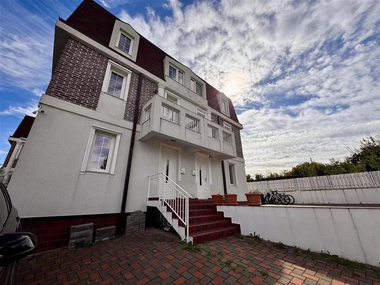 Vila unica in Iasi, tip London House – design rafinat si priveliste spectaculoas