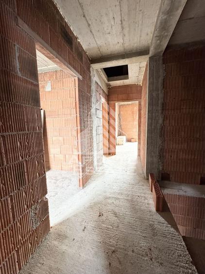 Duplex cu 4 camere, bucatarie separata, toate utilitatile, la asfalt.