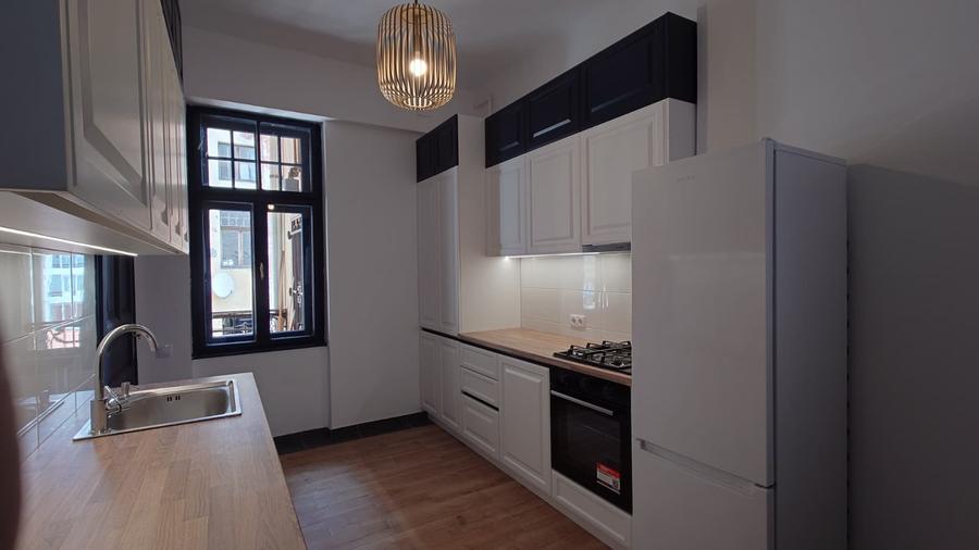 Apartament ultracentral, 80 mp utili, 3 camere, locuita sau birou!