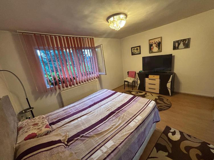Vila de vanzare cu 2 apartamente individuale in Cartierul 23-metrou Republica