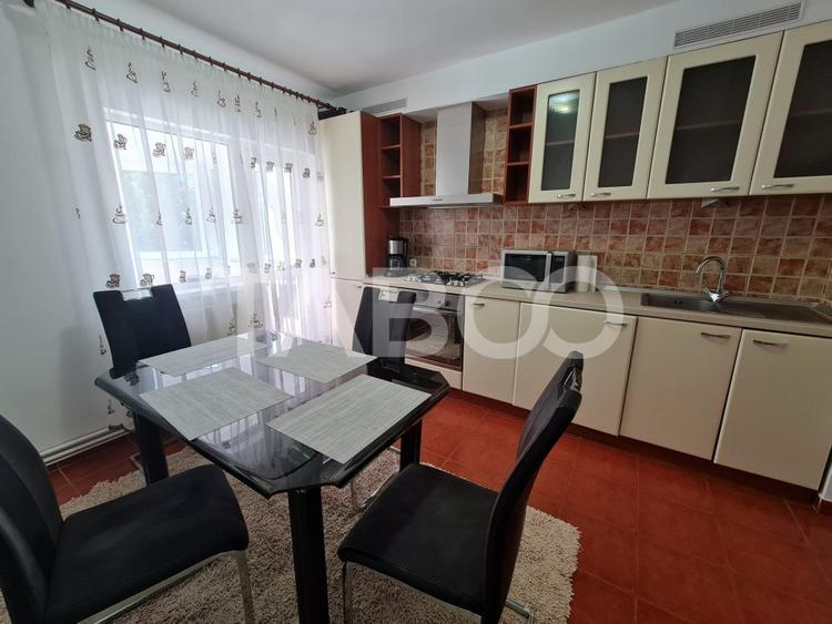 Apartament spatios cu 3 camere si 2 bai plus balcon in zona Central