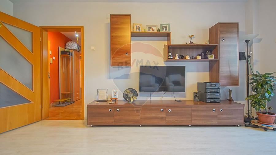 Apartament decomandat 3 camere, 2 băi și parcare – Pietonala Răcădău