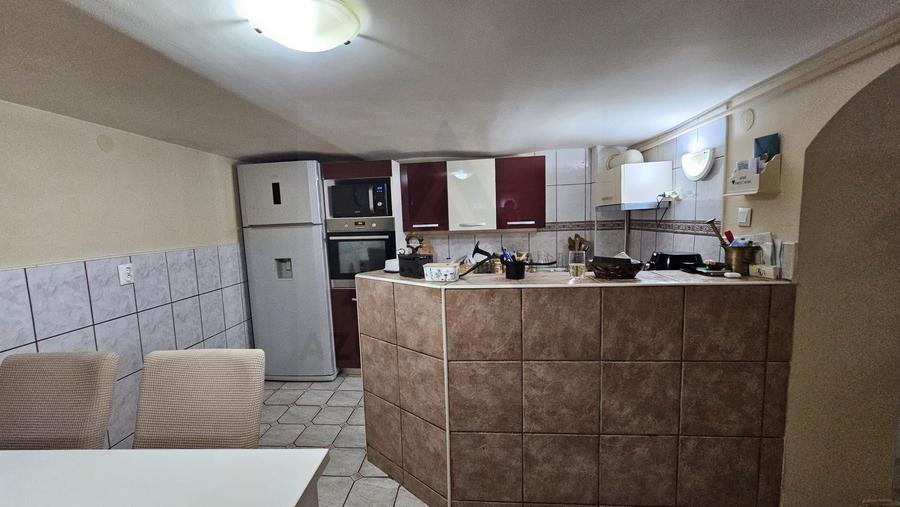 Casa 5 camere 3 bai garaj inchis si teren 700 mp utili in Lazaret