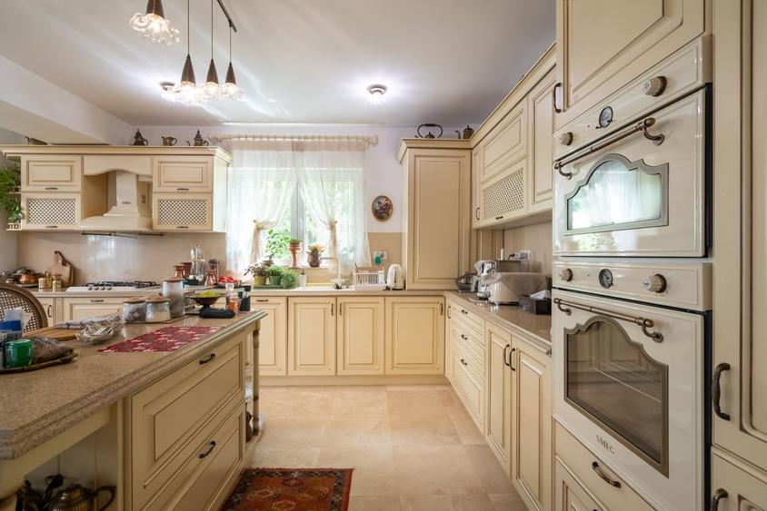 Casă individuală, elegantă, discretă, lumină naturală și confort autentic