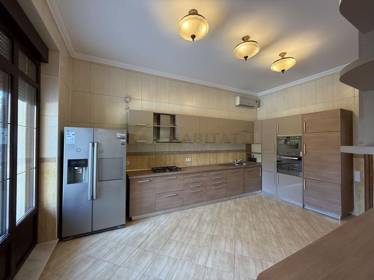 Vila 9 camere cu piscina si teren de 1.000 mp