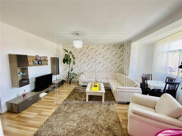 Casa renovata - 5 camere, garaj, poarta automatizata - Cisnadie