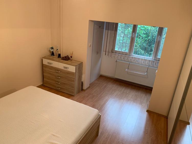 Proprietar închiriez apartament cu 3 camere în zona Lunei + boxa si garaj