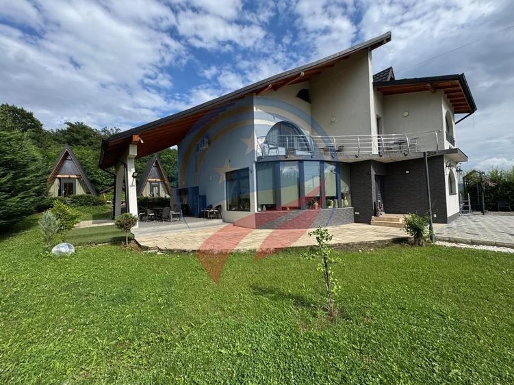 Pensiune 3 stele de vânzare în Călimănești - 8 camere + 2 A-Frame - Teren 5.574