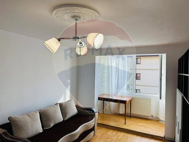 Închiriere apartament 3 camere, Tractorul–zona piata + loc de parcare