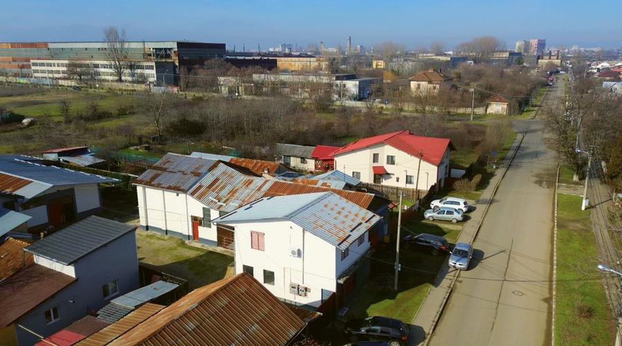 Vila 290mp + 4 spatii comerciale/chiriasi /depozitare, teren 1401 mp, acces DN1