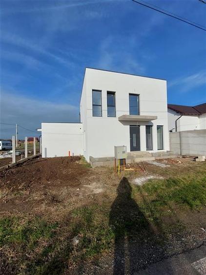 Casa noua cu piscina in Fantanele