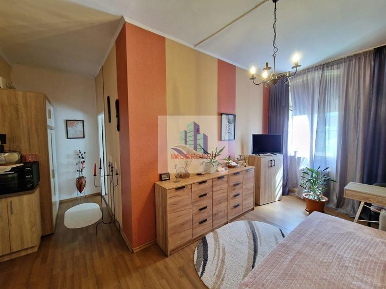 Apartament 2 camere la curte comuna - Strada General Traian Mosoiu.