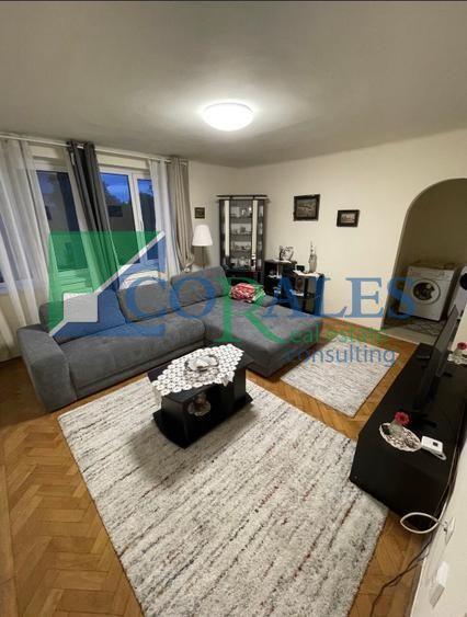 Central - P-ta 700. Etaj intermediar, 2 camere!