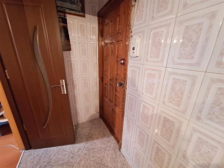 Apartament 3 camere semidecomandat zona Bazinul de Innot