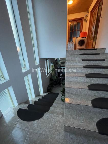 Casa S+P+E+M | 605 mp utili | 10 camere | 3 bucatarii | 4 bai | 3 terase | Garaj