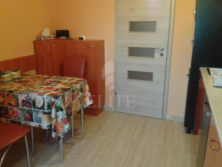 Apartament 3 camere în zona STRAZII BUCURESTI