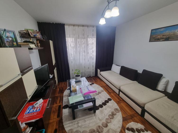 Poarta 6 liceul Blaga- apartament 4 camere decomandat cu gaze