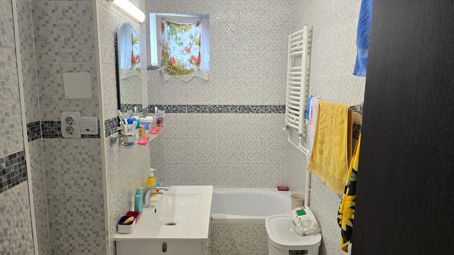 Vand sau Schimb apartament 2 camere decomandat in Deva, etaj 3, Piata Centrala