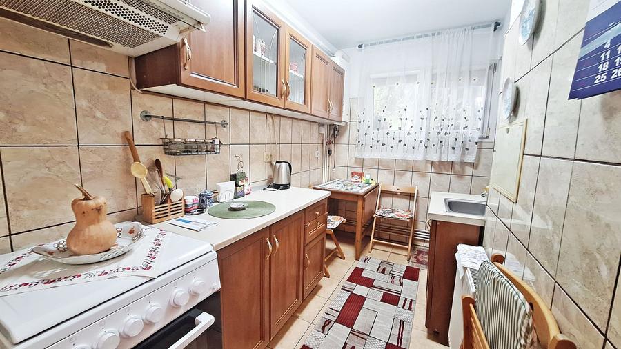 Piata Astra, apartament 2 camere la etajul 1, liber, 93000 euro neg