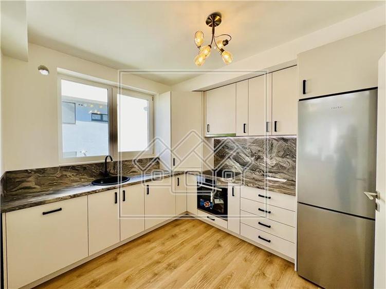 Penthouse cu 4 camere si balcon - 2 bai, intabulat