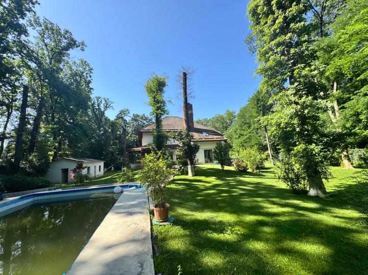 Vilă de lux 8 camere -600 mp si  4.750 mp teren cu ieșire in pădure zona pipera