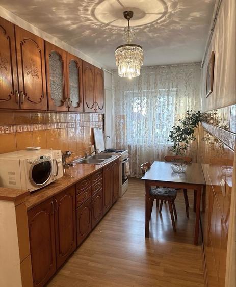 Apartament 3 camere zona Vasile Aron