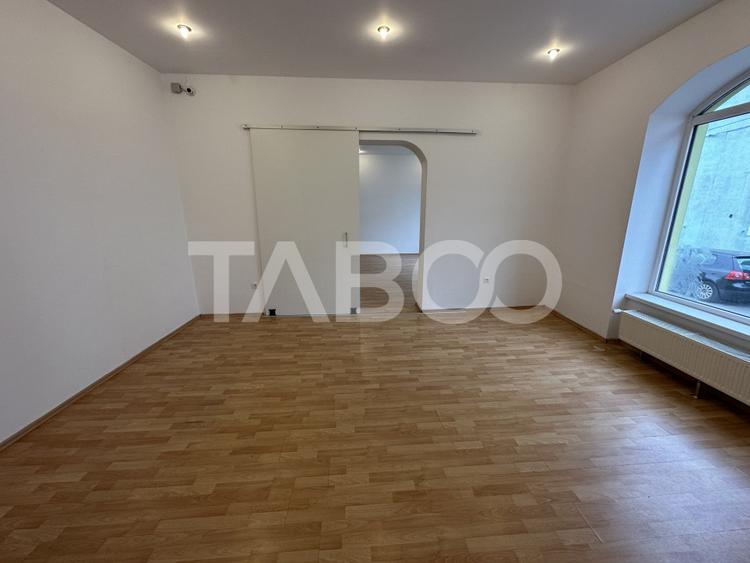 Casa 2 corpuri P+M si P+1 spatiu comercial 70 mpu la strada 2 garaje