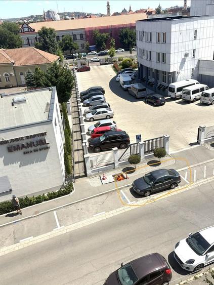 Apartament cu trei camere de vânzare, renovat complet, central