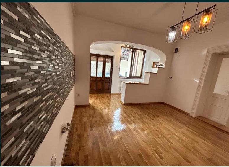 Casa 3 camere individuala,parcare, cu curte si garaj Grivitei