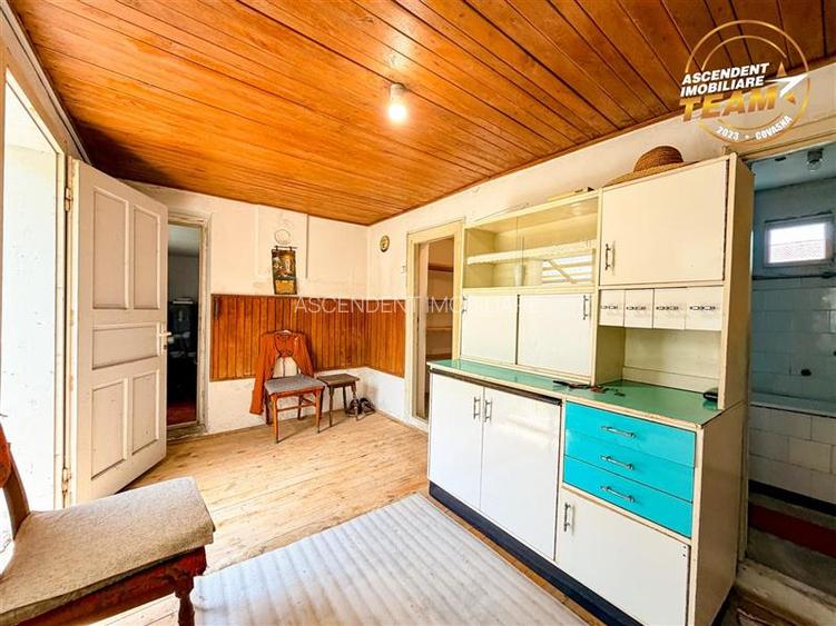 Casa din caramida cu 1.087 mp teren, pozitie centrala, utilitati la poarta, Micf - 5